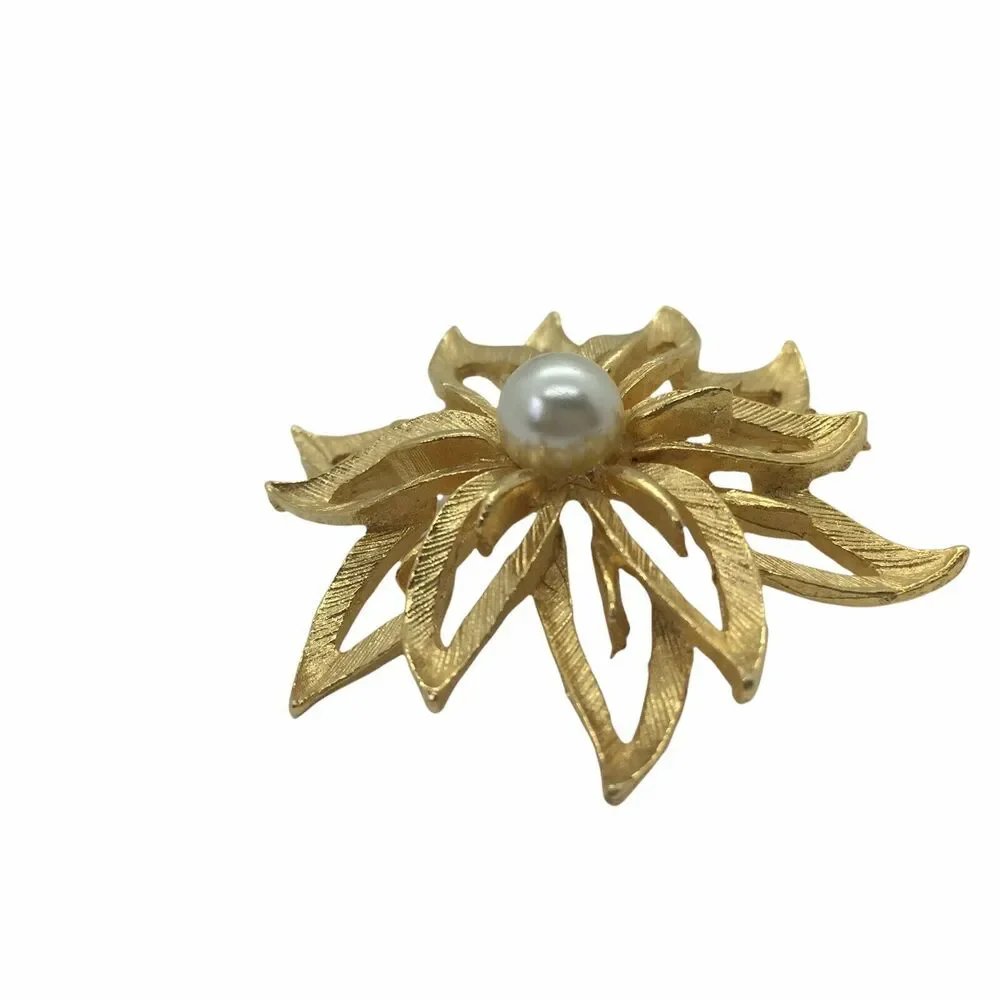 Retro Flower Brooch Pin Vintage Women's Gold Tone Floral Lightweight Faux Pearl